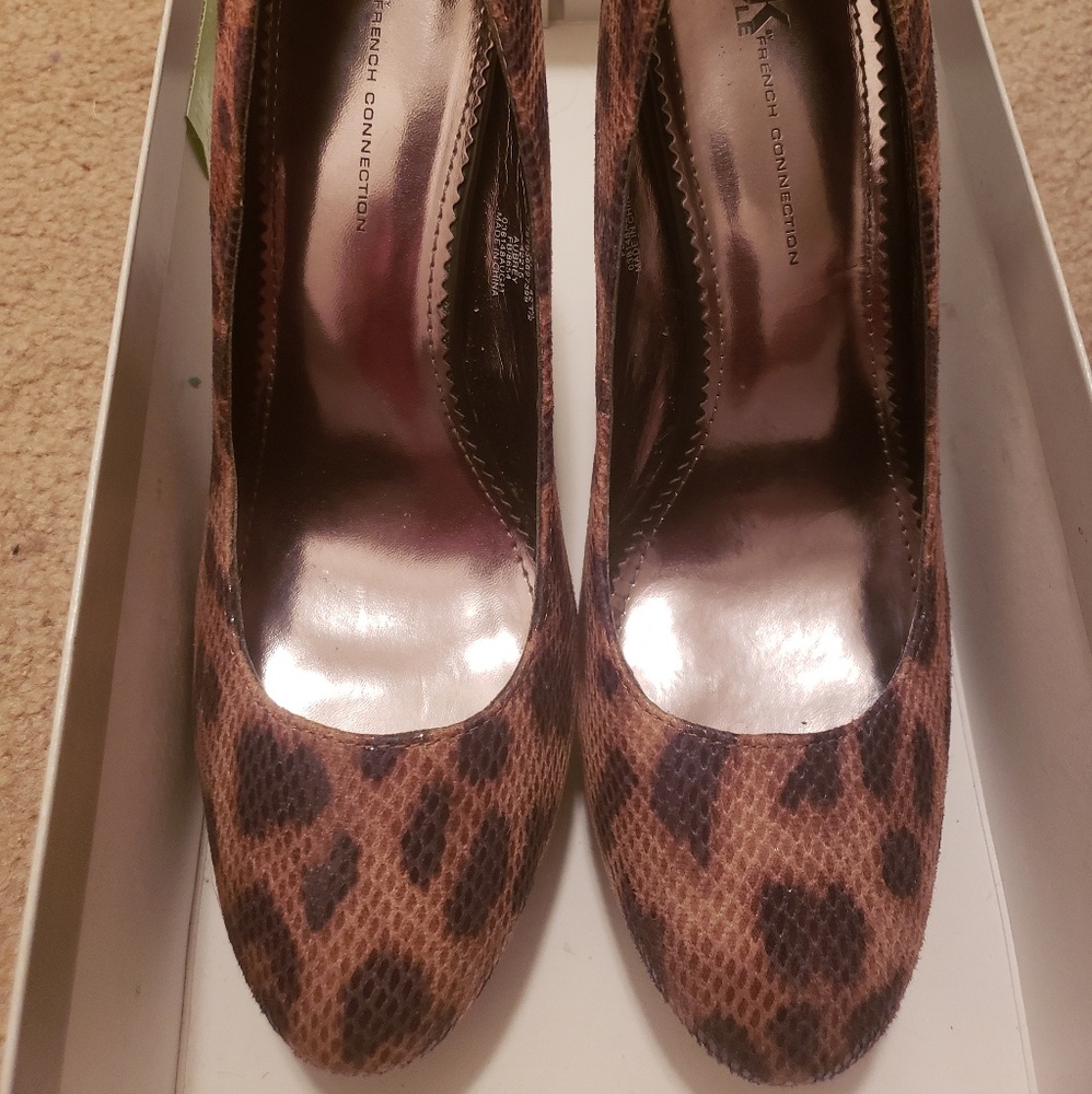 Leopard platform pumps